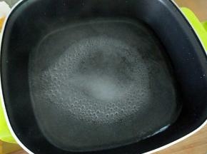 锅里做水，加入盐。