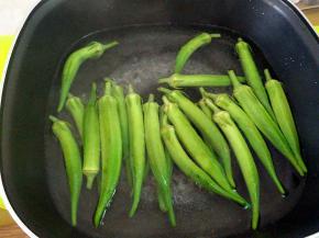 开后下秋葵焯水1分30秒(时间最好不要超过两分钟)。