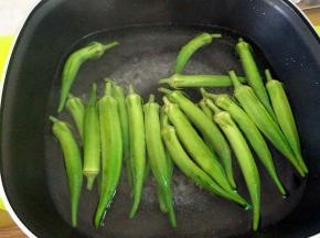 开后下秋葵焯水1分30秒(时间最好不要超过两分钟)。