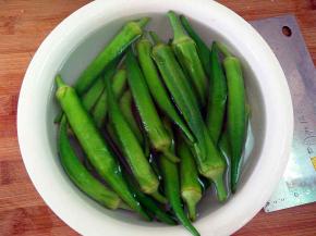 捞出来，放入冰水中浸泡一会儿。