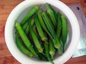 捞出来，放入冰水中浸泡一会儿。