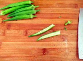 把秋葵去头，对半切开。