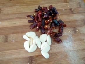 干辣椒，蒜子切下。