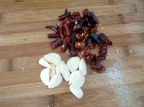 干辣椒，蒜子切下。