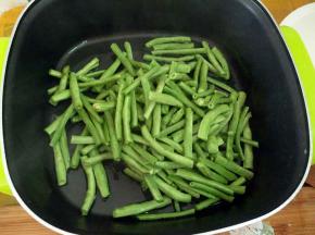 热锅热油，下长豆。