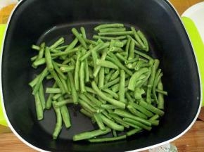 热锅热油，下长豆。
