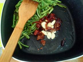 下干辣椒，蒜子，花椒煸香。