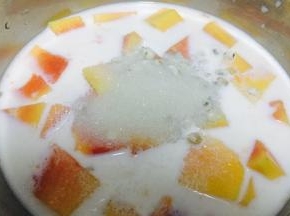 加入适量糖（最好是冰糖，没有用砂糖替代也可）