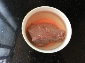牛肉原图，洗净，泡泡血水
