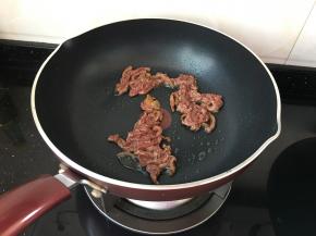 热锅冷油放腌制好的牛肉滑散至变色