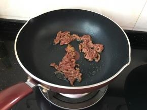 热锅冷油放腌制好的牛肉滑散至变色