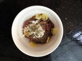 切成细条，加黑胡椒粒，生抽，淀粉，姜片，抓均匀后腌制三十分钟