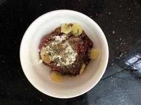 切成细条，加黑胡椒粒，生抽，淀粉，姜片，抓均匀后腌制三十分钟