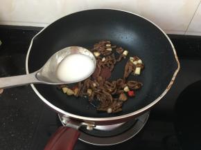 炒至九分熟的时候淀粉兑水给牛肉勾芡，沿着锅边倒入，稍微兑稀一些，尝尝看不够咸就加点盐调味