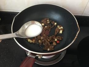 炒至九分熟的时候淀粉兑水给牛肉勾芡，沿着锅边倒入，稍微兑稀一些，尝尝看不够咸就加点盐调味