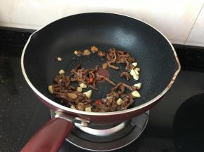 放入刚才装出的牛肉条，中小火炒一分钟