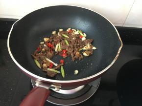 最后加入小米椒，蒜段，炒段生即可