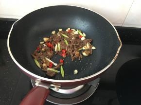 最后加入小米椒，蒜段，炒段生即可