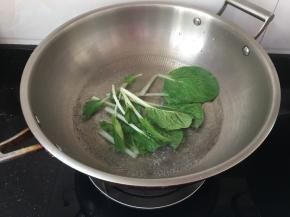 青菜在开水里烫十秒捞出来