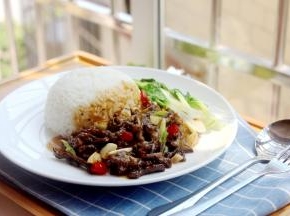 米饭装好倒扣，倒入做好的牛肉，青菜装饰即可