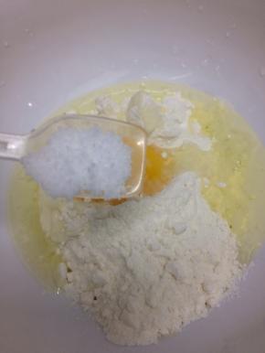 把鸡蛋和面粉倒入碗中，加入盐