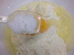 把鸡蛋和面粉倒入碗中，加入盐