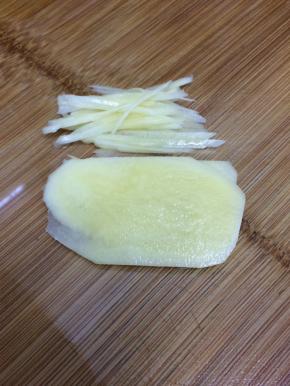 将土豆洗干净，去皮先切成薄片，然后在切成细丝