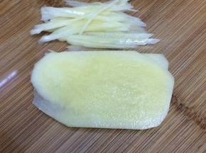 将土豆洗干净，去皮先切成薄片，然后在切成细丝