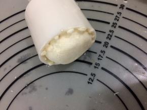 然后放入模具中，用手轻轻按一下，在将模具提起