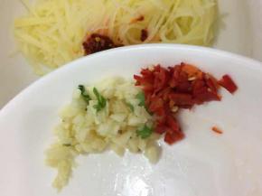 最后将大蒜和辣椒加入搅拌均匀