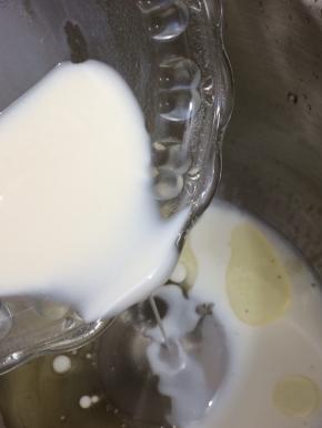 将油倒入厨师机，在将牛奶倒入