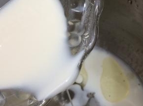 将油倒入厨师机，在将牛奶倒入