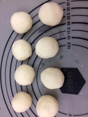 土豆面团分成30克一个