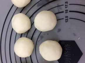 土豆面团分成30克一个