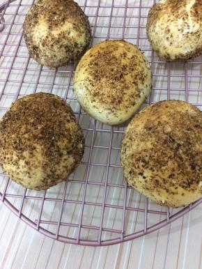 烤好拿出，放在烤网上晾凉