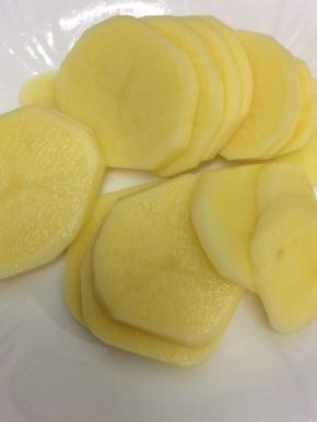 将土豆洗净切成薄片