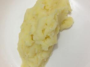 用勺子压成土豆泥