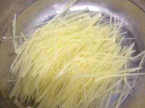 锅里加入适量的水烧开，将土豆丝放入锅中焯水六七分钟左右