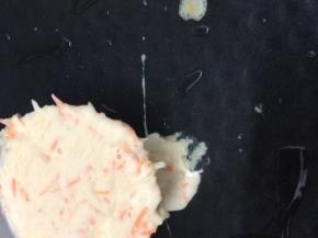 锅中加入少许的油烧热后，把面糊倒入锅中