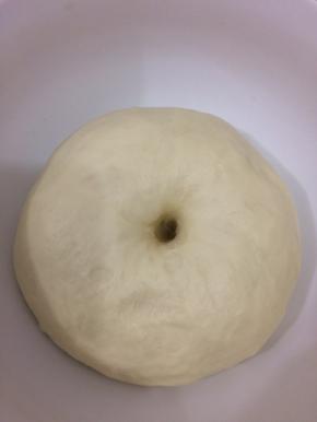 发酵好的面团，用手指沾一点面粉，撮个小洞，不回缩即可发酵好