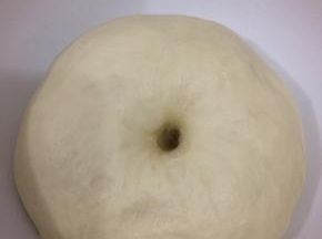 发酵好的面团，用手指沾一点面粉，撮个小洞，不回缩即可发酵好