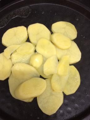 然后将土豆摆在电饼档，稍微煎一下