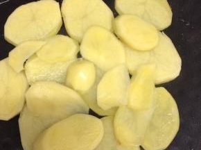 然后将土豆摆在电饼档，稍微煎一下