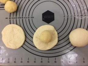 拿个小面团用擀面杖擀成圆饼，在将土豆小球放入中间包好