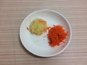 胡萝卜和土豆用擦菜板擦成丝备用