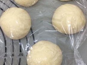 盖上保鲜膜饧五分钟