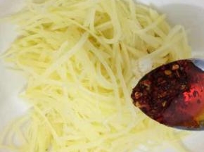 在加入辣椒油