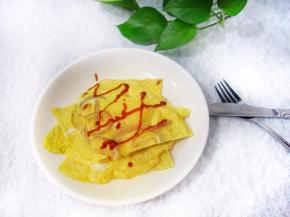 拿出切成自己喜欢的块，上面淋上番茄酱