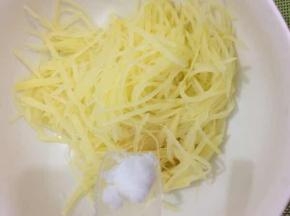 在将盐加入