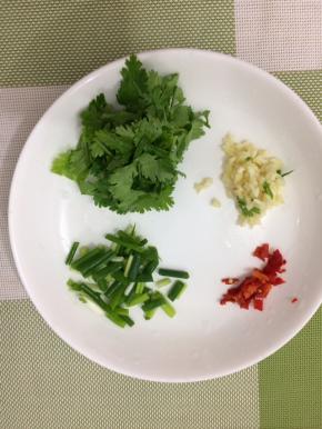 将大蒜辣椒香菜切成小粒